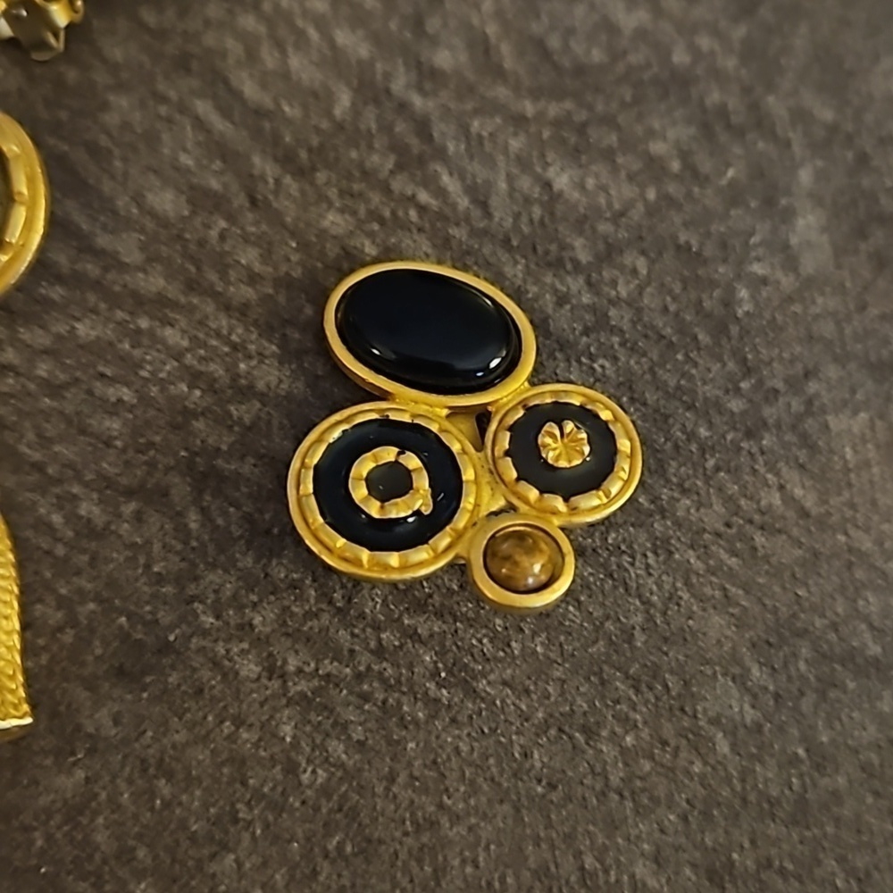 VTG 1980s Mismatched Etruscan Style Egyptian Revival Clip-on Earrings - Picture 5 of 6